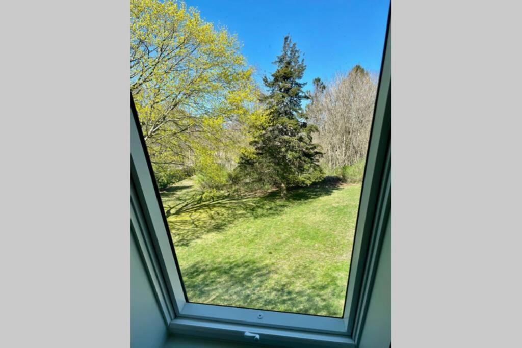 Newly Renovated Carriage House Near Town & Beaches Madison Bagian luar foto