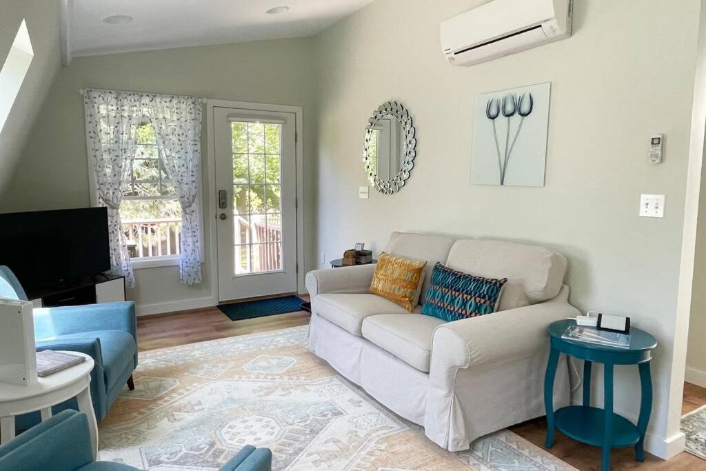 Newly Renovated Carriage House Near Town & Beaches Madison Bagian luar foto